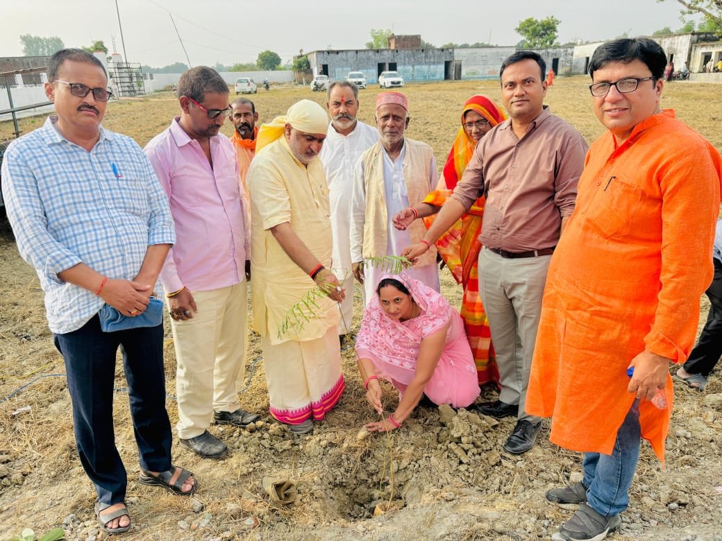 विधायक ने नवनिर्मित आँगन बाड़ी और खेलकूद मैदान की बाउण्ड्री का किया लोकार्पण और महोत्सव के तहत लगया बाग