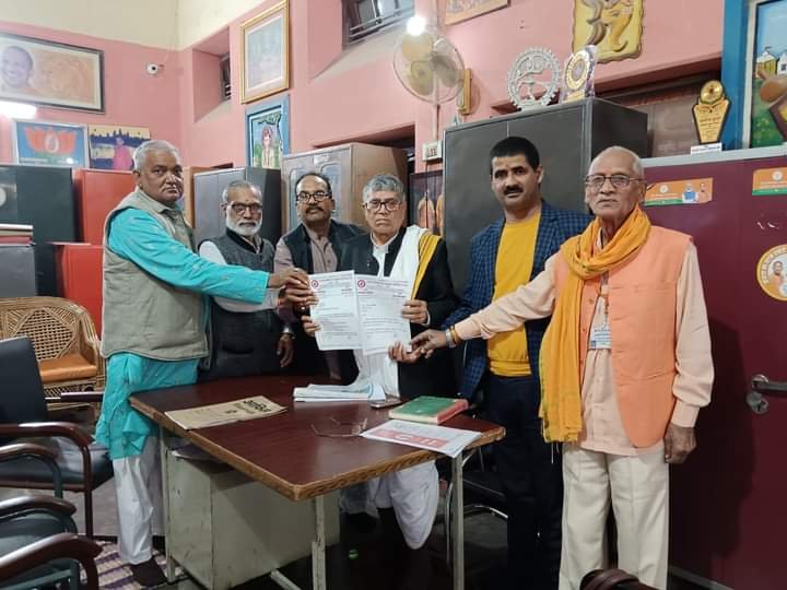 प्रमोशन पाए लेखपाल अमीन को नियुक्ति दिलाने हेतु परिषद ने मुख्यमंत्री के सचिव द्वारिका तिवारी को सौंपा ज्ञापन