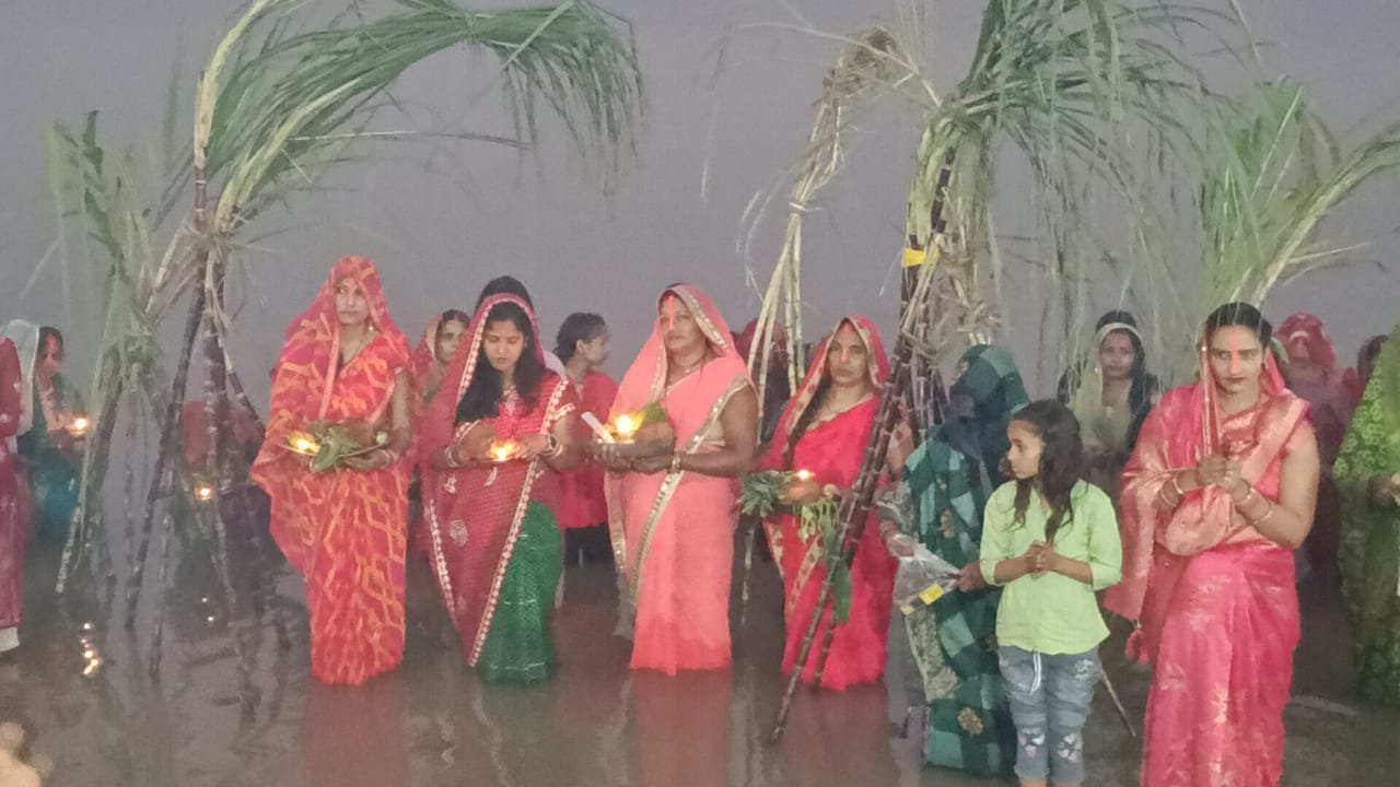 छत्तीस घंटे के निर्जला व्रत रह कर व्रतियों ने उदयगामी सूर्य को दिया अ‌र्घ्य