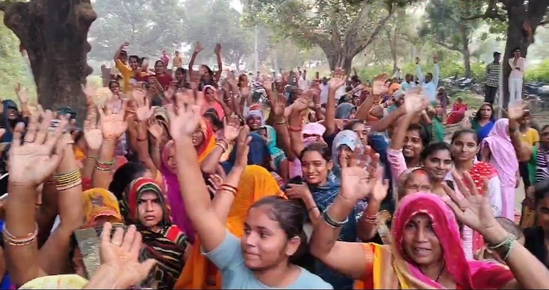 भारी हंगामे के बीच सुचिता बनी रामपुर गाव की कोटेदार, दूसरे पक्ष से दिव्यांग प्रत्याशी के समर्थकों ने किया प्रदर्शन