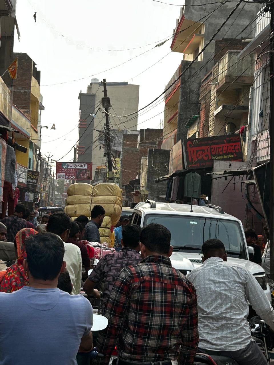 बड़हलगंज नगर में अतिक्रमण से लग रहा जाम