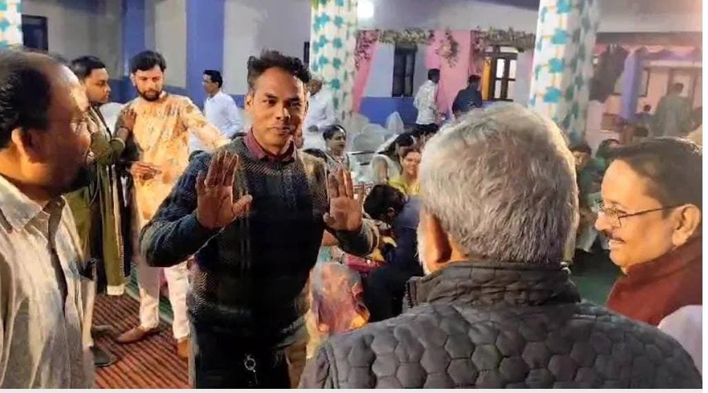 डांस करते-करते कुर्सी पर बैठा, फिर उठा ही नहीं…