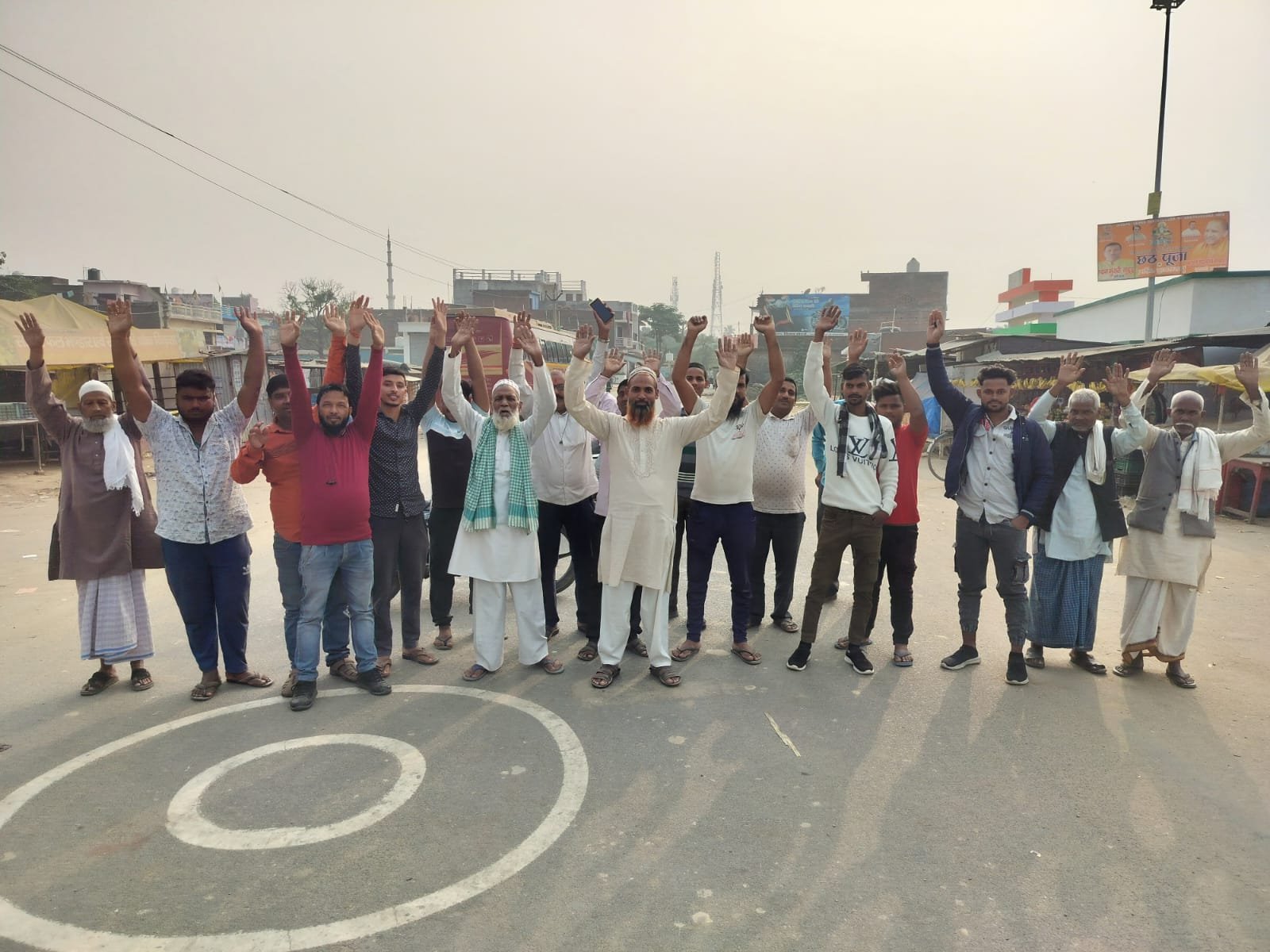 चौराहे पर आए दिन हो रहे दुर्घटना को लेकर आक्रोशित दुकानदारों ने किया प्रदर्शन