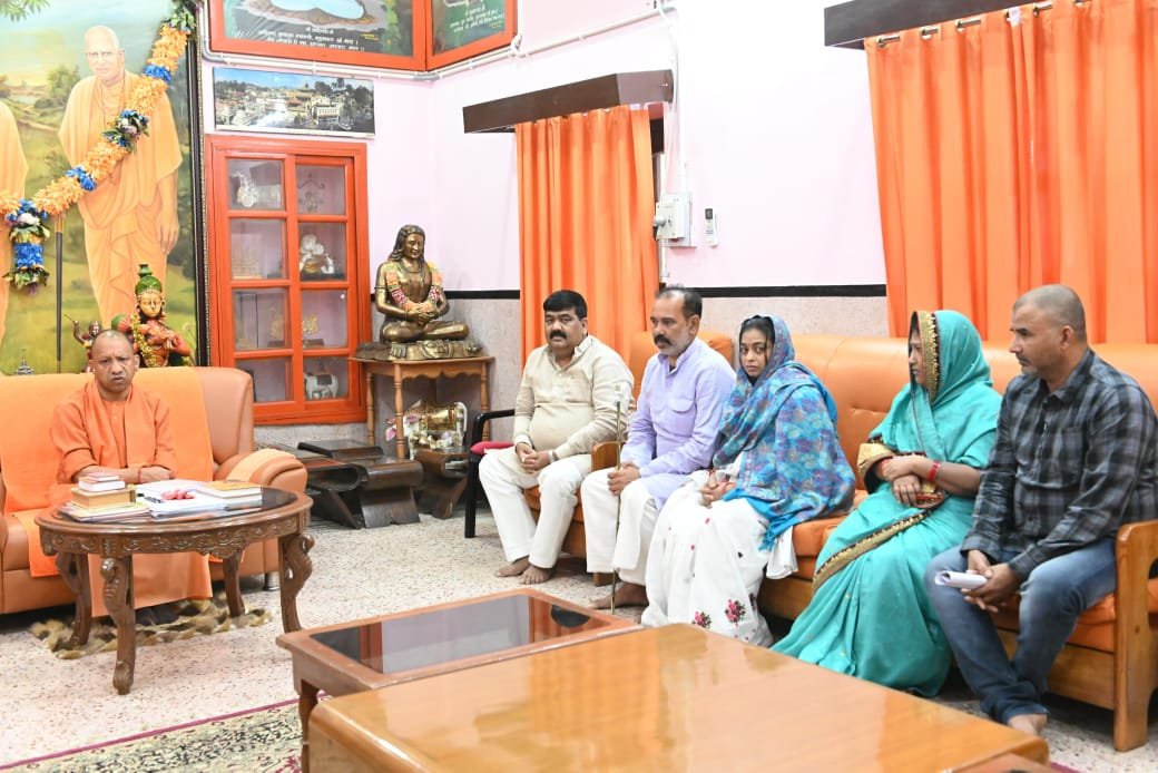 दिवंगत विशाल सिंह के परिवार ने योगी जी से की मुलाकात