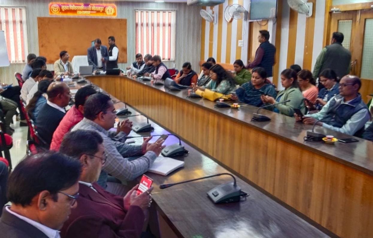 सात विभाग मिल कर चलाएंगे पल्स पोलियो अभियान, उदासीन परिवारों को भी करेंगे प्रेरित*  मुख्य विकास अधिकारी संजय कुमार मीणा ने पत्र जारी कर दिये विस्तृत दिशा निर्देश  घर घर भ्रमण के दौरान खसरा के संभावित मरीजों को भी रिपोर्ट करेंगी पल्स पोलियो टीम  *गोरखपुर, 29 नवम्बर 2024*  जिले में आठ दिसम्बर से शुरू हो रहे पल्स पोलियो अभियान को सफल बनाने के लिए मुख्य विकास अधिकारी संजय कुमार मीणा ने सात विभागों की जिम्मेदारी तय की है। उन्होंने पत्र जारी कर इन विभागों को विस्तृत दिशा निर्देश दिये हैं। पांच वर्ष तक के सभी बच्चों को पोलियो की दवा पिलाने में सहयोग करने के साथ साथ यह विभाग उदासीन (इंकारी) परिवारों को भी प्रेरित करेंगे ताकि उनके घर के बच्चे दवा पी सकें। साथ ही घर घर भ्रमण के दौरान पल्स पोलियो की टीम को खसरा के संभावित मरीजों की रिपोर्ट भी स्थानीय सामुदायिक स्वास्थ्य केंद्र (सीएचसी) पर करनी होगी।  मुख्य विकास अधिकारी ने स्वास्थ्य विभाग, राजस्व विभाग, आपूर्ति विभाग, नगर निकाय विभाग, पंचायती राज विभाग, आईसीडीएस और बेसिक शिक्षा विभाग को पत्र जारी कर अभियान में सहयोग करने का निर्देश दिया है। मुख्य चिकित्सा अधिकारी डॉ आशुतोष कुमार दूबे ने बताया कि पत्र के मुताबिक स्वास्थ्य विभाग की आशा कार्यकर्ता और स्थानीय पल्स पोलियो की टीम को पहले से ही अध्यापक, शिक्षामित्र, ग्राम प्रधान या वार्ड मेंबर अथवा उत्तरदायी व्यक्ति, धर्मगुरू और आंगनबाड़ी कार्यकर्ता से सम्पर्क कर गतिविधियों का क्रियान्वयन सुनिश्चित कराना है। सुपरवाइजर इस कार्य का फॉलो अप करेंगे। सभी अधीक्षक अभियान के दौरान नियमित सांध्यकालीन बैठकें कर समीक्षा करेंगे और डब्ल्यूएचओ व यूनिसेफ के फीडबैक के आधार पर गैप्स को दूर करेंगे। पोलियो की प्रत्येक टीम को फीवर बिद रैश (संभावित खसरा) मरीजों की रिपोर्ट भी करनी होगी।  सीएमओ डॉ दूबे ने बताया कि दिसम्बर 2023 में चले पल्स पोलियो अभियान के दौरान करीब 8.93 लाख घरों के 6.47 लाख बच्चों को दवा पिलाई गई थी। इस वर्ष आठ दिसम्बर को जिले भर में बूथ पर दवा पिलाई जाएगी । नौ से तेरह दिसम्बर तक पल्स पोलियो की टीम घर घर जाकर दवा पिलाएंगी। छूटे हुए बच्चों को बी टीम द्वारा 16 दिसम्बर को दवा पिलाई जाएगी। इसके बाद सत्रह दिसम्बर को इन राउंड सर्वे कर पता लगाया जाएगा कि कहीं कोई अन्य बच्चा छूट तो नहीं रह गया है। ऐसे बच्चों को भी दवा पिलाई जाती है। बेसिक शिक्षा विभाग को निर्देश है कि अभियान के बूथ दिवस पर आठ दिसम्बर को सभी प्राथमिक और उच्च प्राथमिक विद्यालय सुबह आठ बजे से शाम चार बजे तक खुले रखे जाएं। एक दिन पहले रैली निकाली जाए और बुलावा टोली की मदद से पांच वर्ष तक के बच्चों को बुला कर पल्स पोलियो की दवा पिलाई जाए। सभी शिक्षा विभाग के सुपरवाइजर भी सांध्यकालीन बैठक में प्रतिभाग अवश्य करें।   *माताओं को प्रेरित करें आंगनबाड़ी सहायिका*  सीडीओ द्वारा जारी पत्र के मुताबिक आईसीडीएस से जुड़ी आंगनबाड़ी सहायिका को अपने केंद्र पर पंजीकृत तीन से पांच वर्ष तक के बच्चों को बूथ तक लाकर दवा पिलवानी है । तीन वर्ष के कम उम्र के बच्चों की माताओं को प्रेरित करना है कि वह बूथ पर पहुंच कर अपने पाल्यों को दवा पिलाएं। गांवों में ग्राम प्रधान या ग्राम सचिव और नगरों में वहां के जनप्रतिनिधि या वार्ड मेंबर के जरिये बूथ का उद्घाटन करने के साथ साथ उदासीन (इंकारी) परिवारों को स्थानीय प्रभावशाली लोगों के सहयोग से दवा पिलवाने के लिए तैयार करने को कहा गया है। आपूर्ति विभाग से जुड़े कोटेदार और राजस्व विभाग से जुड़े लेखपालों को भी प्रभावशाली लोगों की मदद से बच्चों के दवा पिलवाने का निर्देश जारी किया गया है