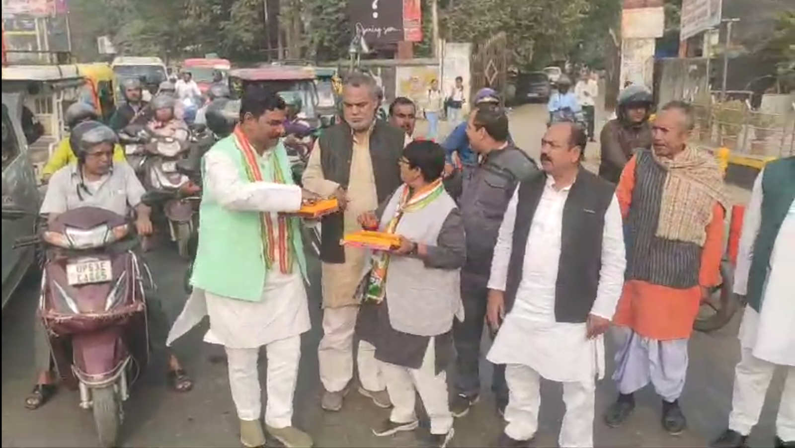 वायनाड में प्रियंका गांधी की जीत पर गोरखपुर में जश्न, कांग्रेसियों ने बांटी मिठाई