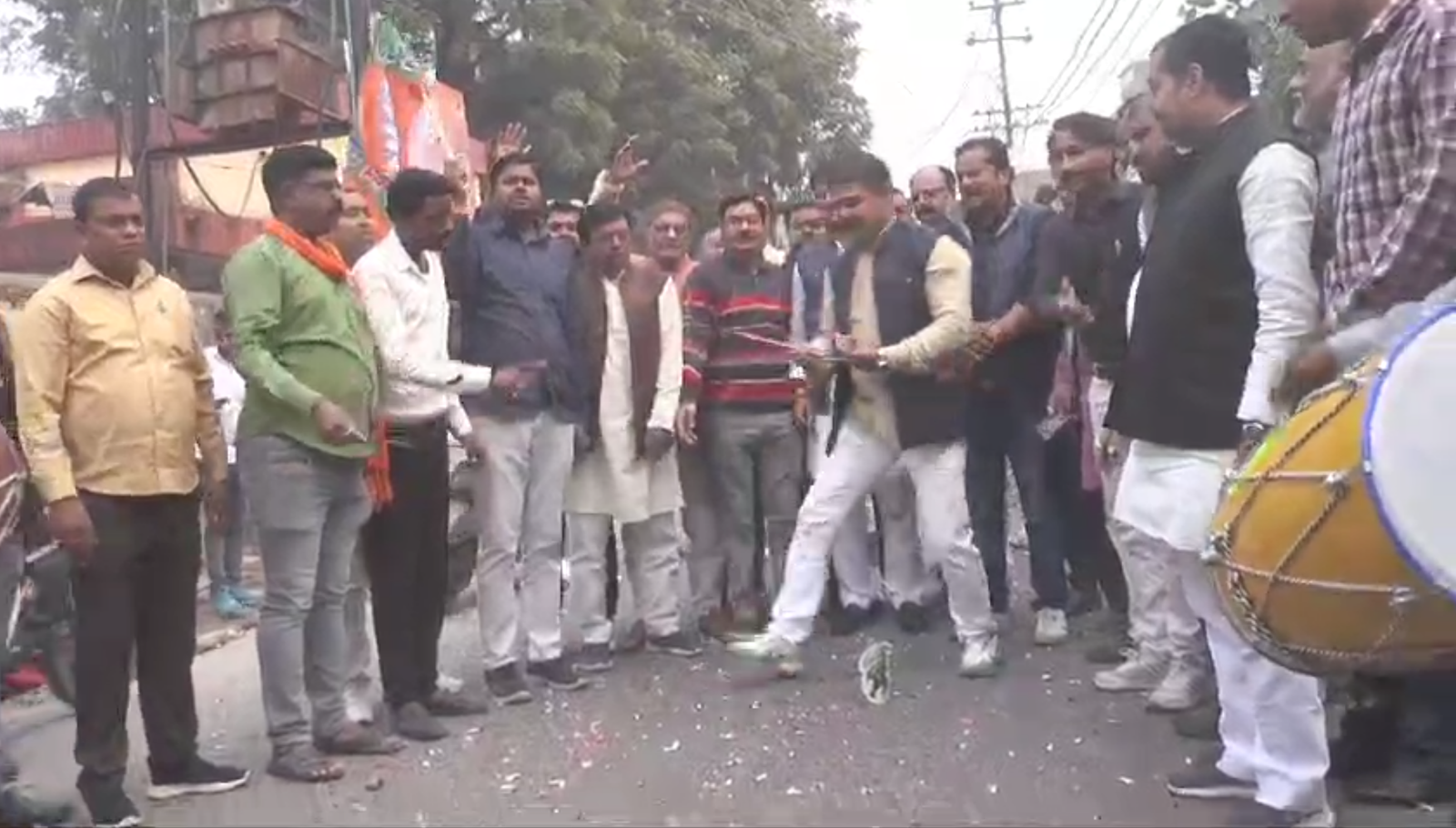 बीजेपी ने यूपी में 7, महाराष्ट्रा साफ, मनाया जीत का जश्न