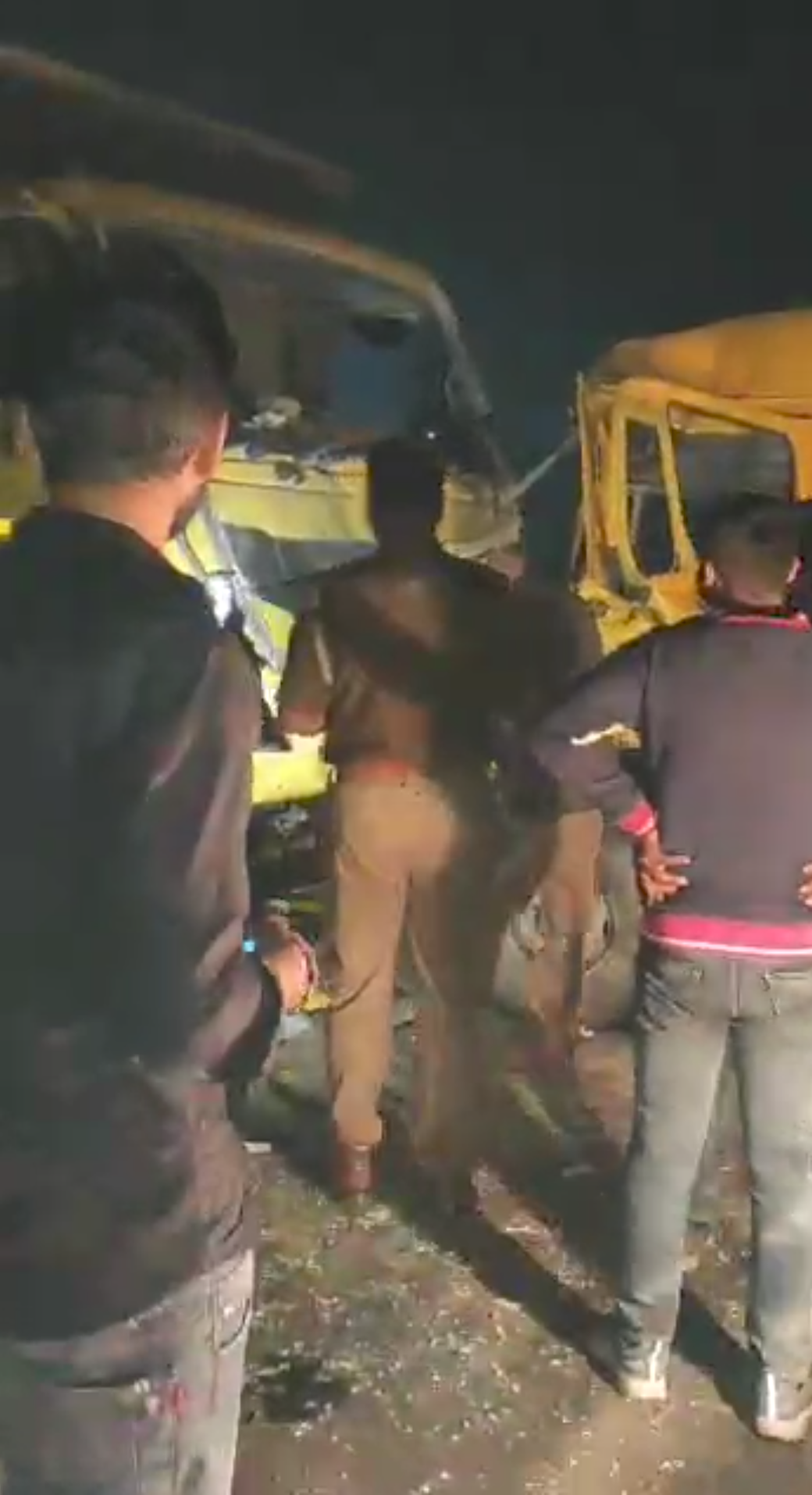 सिक्स लेन हाईवे पर स्कूल बस और डंपर की टक्कर, दोनों चालक गंभीर रूप से घायल