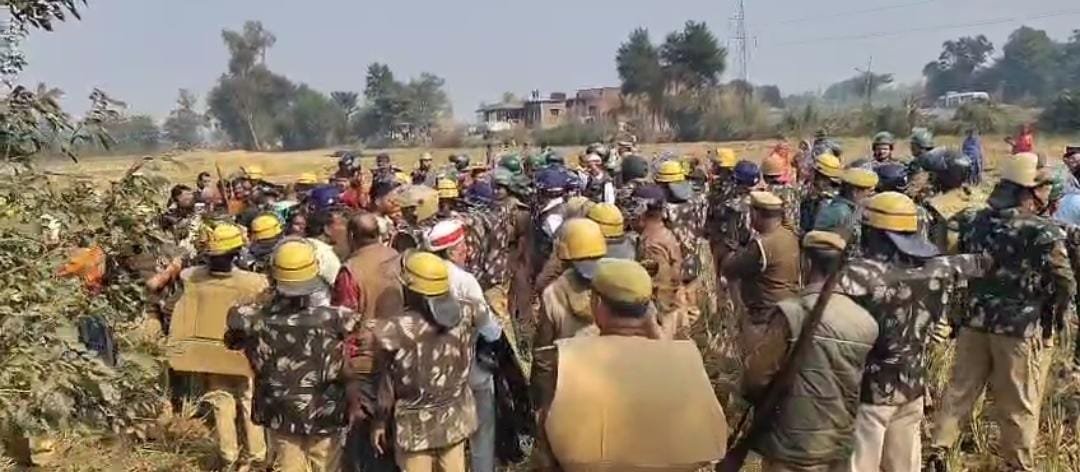 कुशीनगर के ढाढ़ा चीनी मिल की डिस्टलरी लगाने के लिए जमीन अधिग्रहण पर गतिरोध