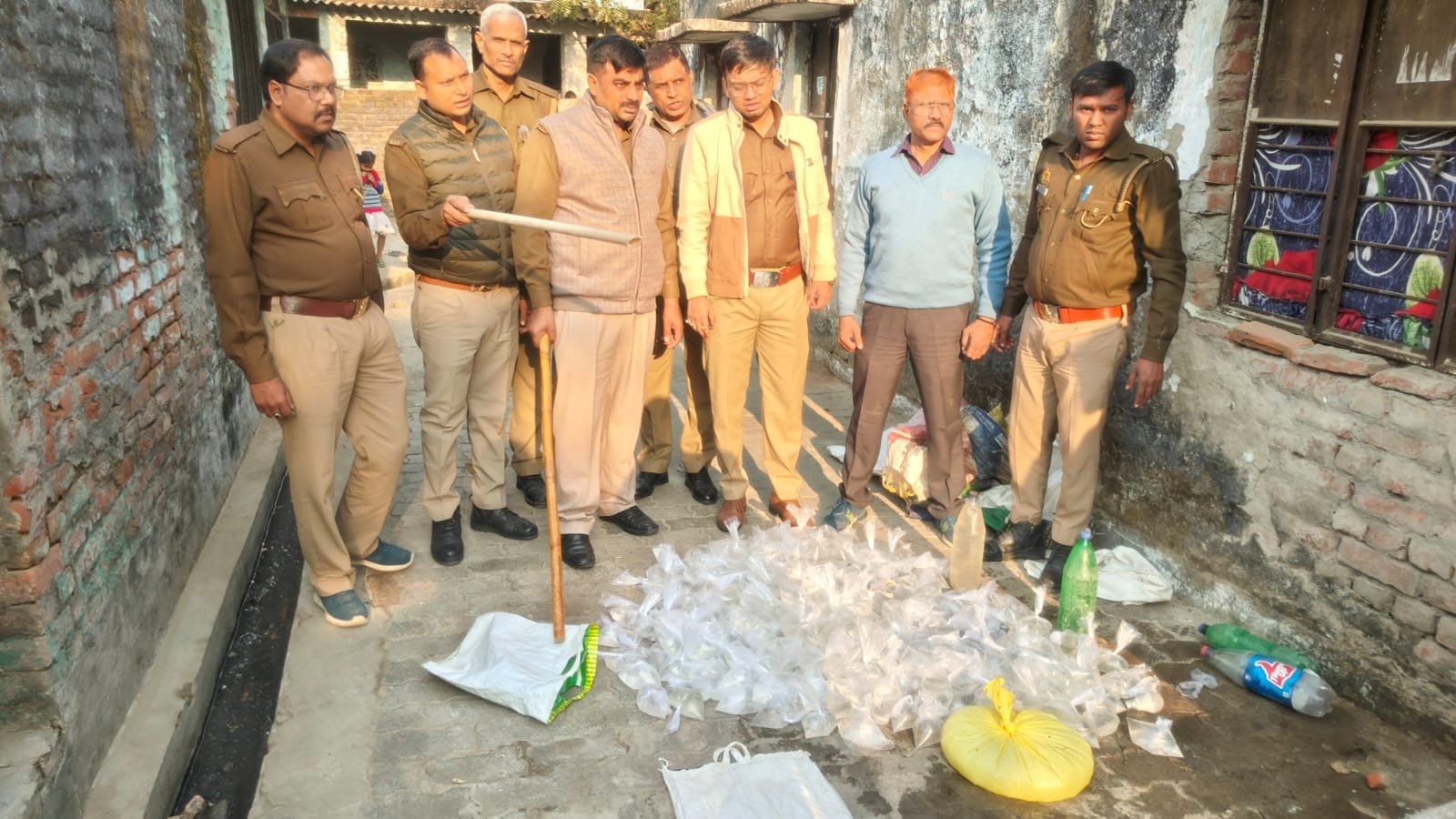 आबकारी विभाग ने पकड़ा अवैध कच्ची शराब