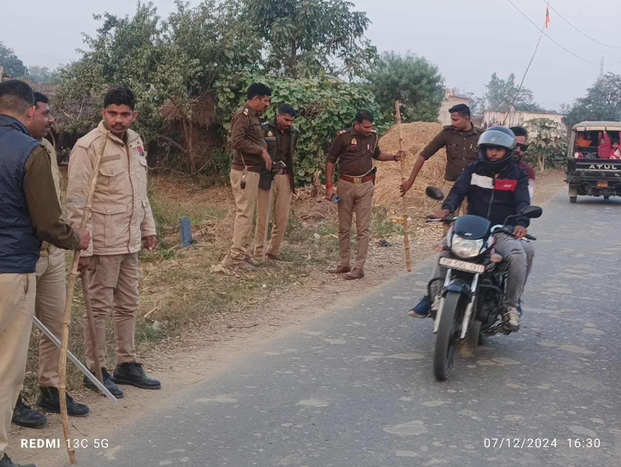 चाकूबाजी में, तीन घायल, पुलिस पर भी हमला