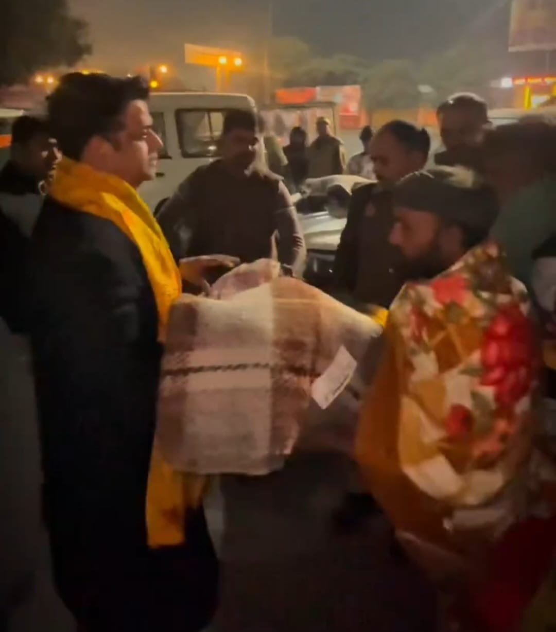 सांसद रवि किशन ने बढ़ती ठंड में जरूरतमंदों को वितरित किए कंबल