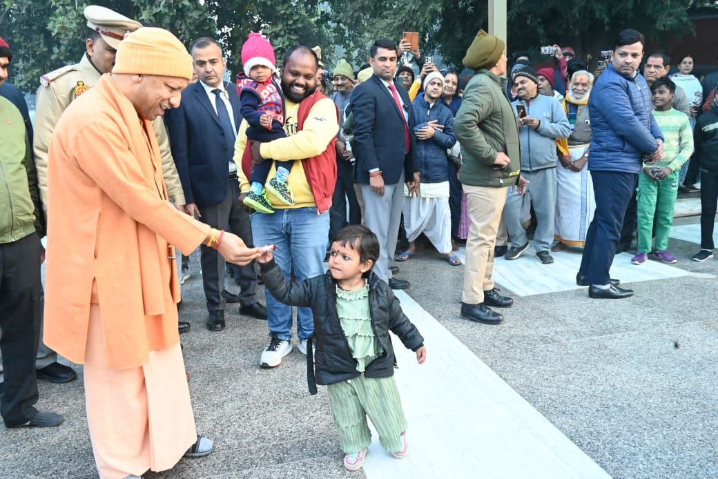 सीएम योगी ने की बच्चों से स्नेहिल मुलाकात और दिया उन्चाहें चाॅकलेट व आशीर्वाद
