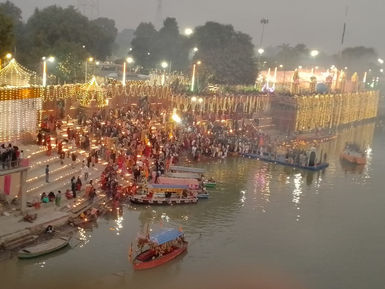 21 हजार दीपों से हुई जल, थल व नभ में सरयू की आरती
