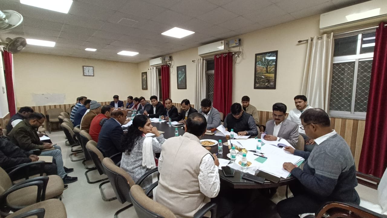 सीएम डैशबोर्ड विकास कार्यों राजस्व वसूली आइजीआरएस का डीएम ने किया समीक्षा