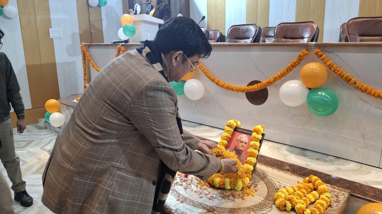 अटल जी की जयंती पर रवि किशन का जनसेवा अभियान: मरीजों से मिले, नामकरण किया और फल वितरित किए