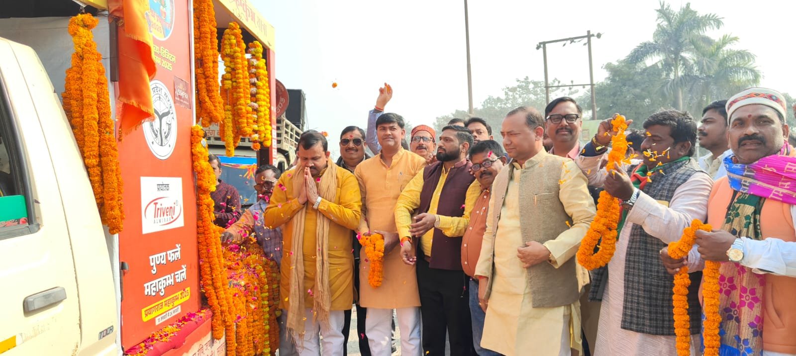 विधायक प्रदीप कुमार शुक्ल के नेतृत्व में हुई पुष्प वर्षा