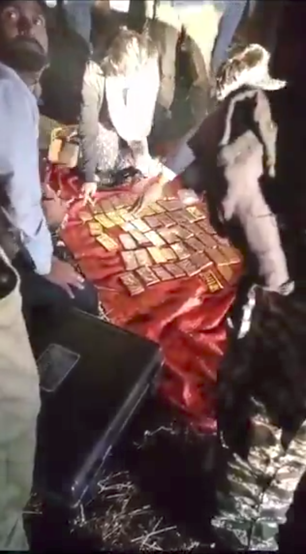 लावारिस खड़ी कार से मिला 52 किलो सोना और 10 करोड़ कैश