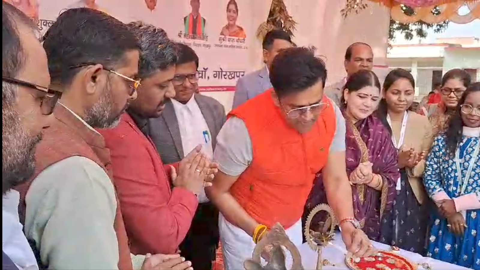 सांसद रवि किशन ने बच्चों से किया स्वास्थ्य संवाद, टीबी उपचाराधीन बच्चों को दी पोषण पोटली