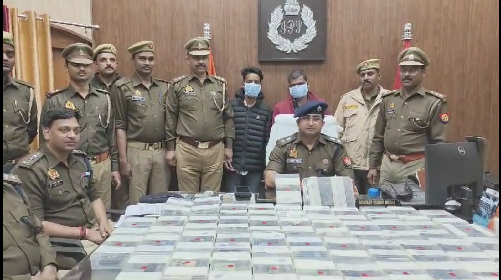 लूट की 44 मोबाइल और कट्टा कारतूस के साथ दो गिरफ्तार
