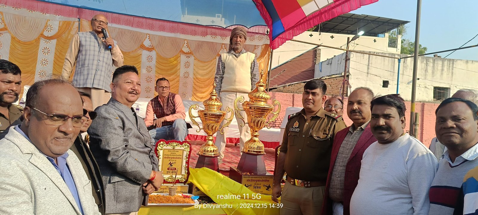 फुटबॉल टूर्नामेंट की पूर्व संध्या पर ट्रॉफी का हुआ अनावरण