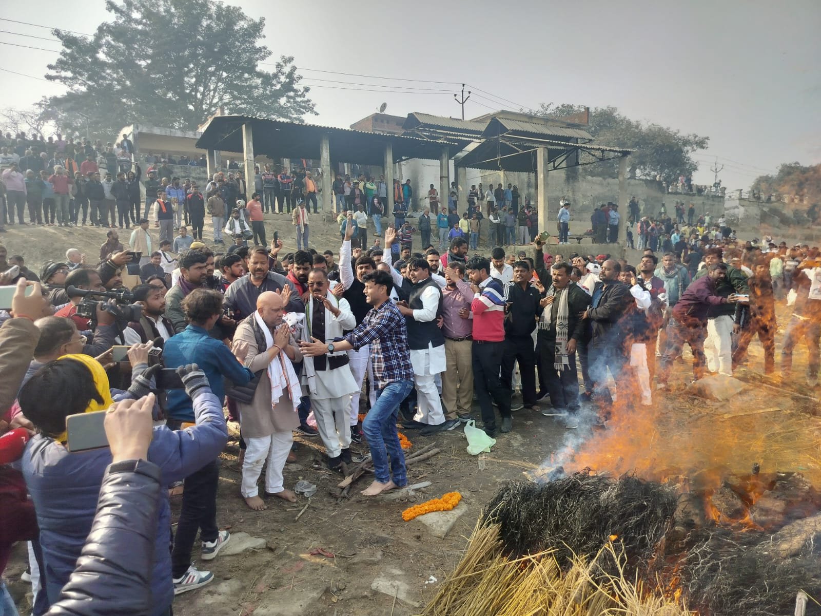 कांग्रेस कार्यकर्ता प्रभात पांडेय के अंतिम संस्कार में भाजपा और कांग्रेस कार्यकर्ता आपस में भिड़े