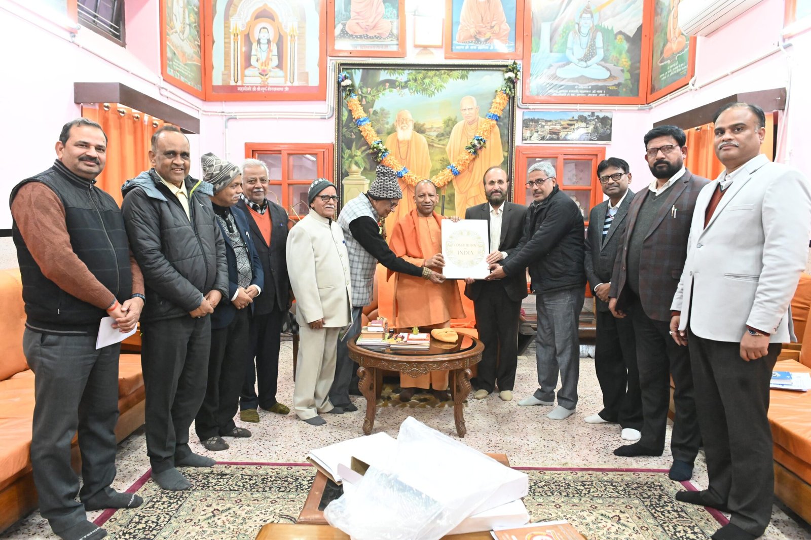 सीएम योगी ने महायोगी गोरखनाथ विवि को भेंट की संविधान की मूल प्रति