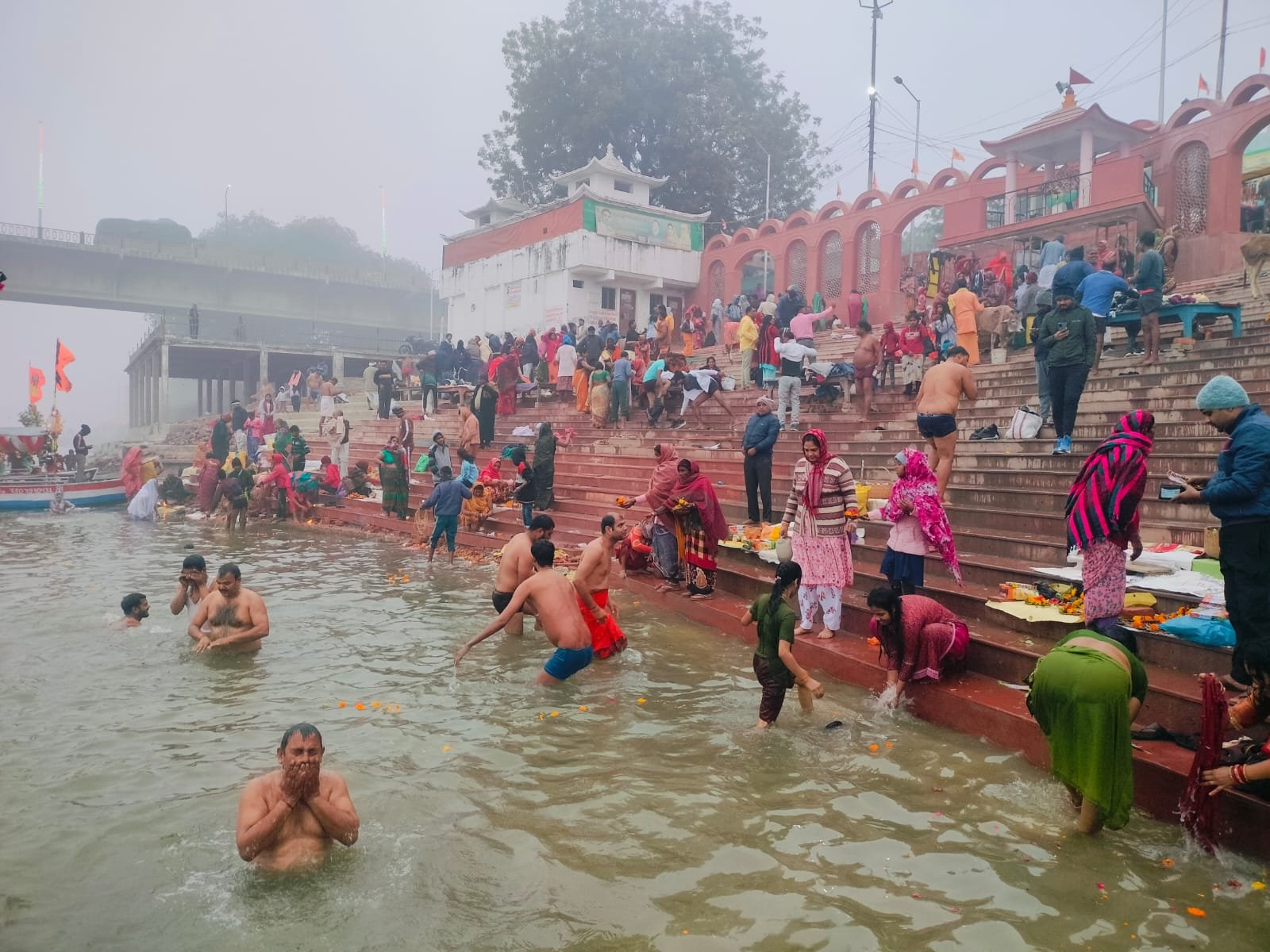 मकर संक्रांति पर श्रद्धालुओं ने मंदिरों में चढ़ाई खिचड़ी