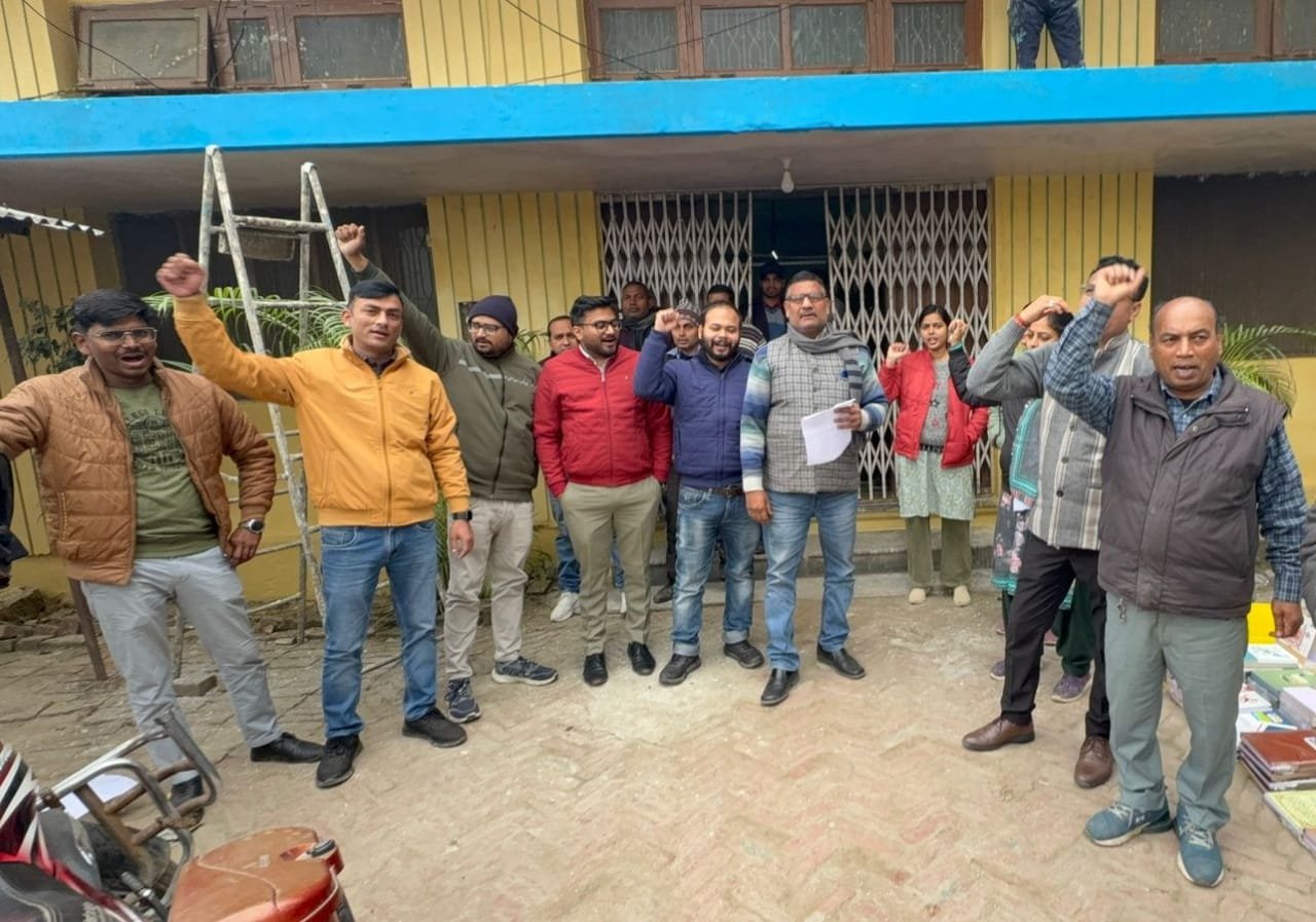 विभिन्न मांगों को लेकर इंश्योरेंस कर्मचारियों ने दिया धरना,मांगे नही मानीं गई तो हड़ताल के लिए होंगे बाध्य