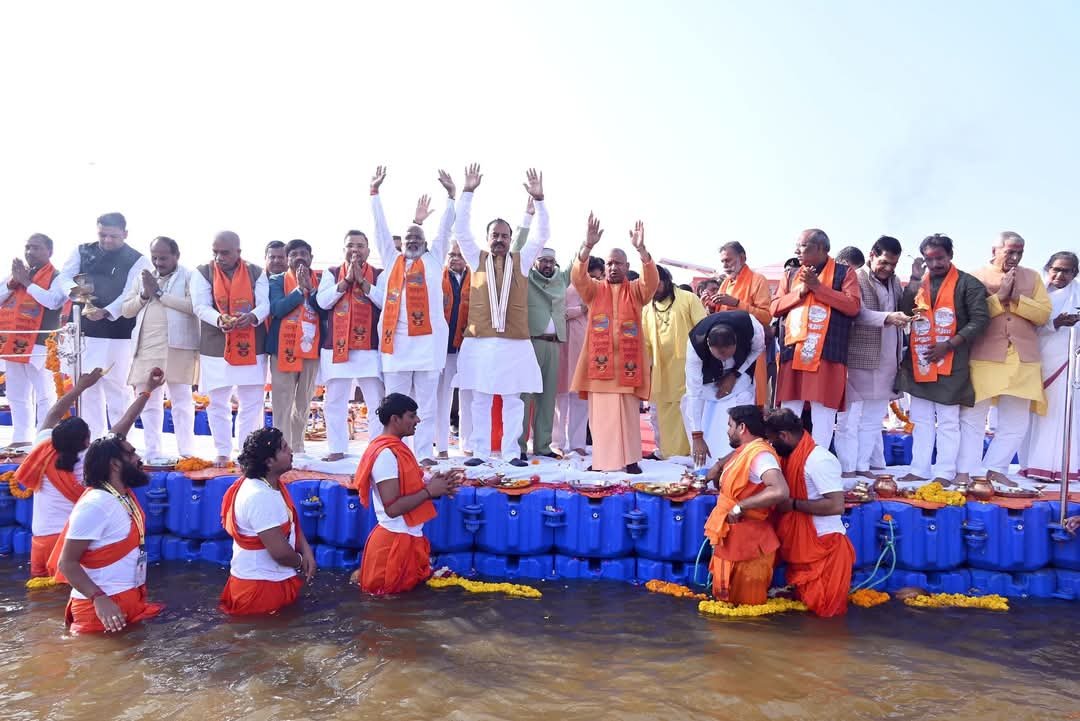 मुख्यमंत्री ने किया मां गंगा की पूजा अर्चना