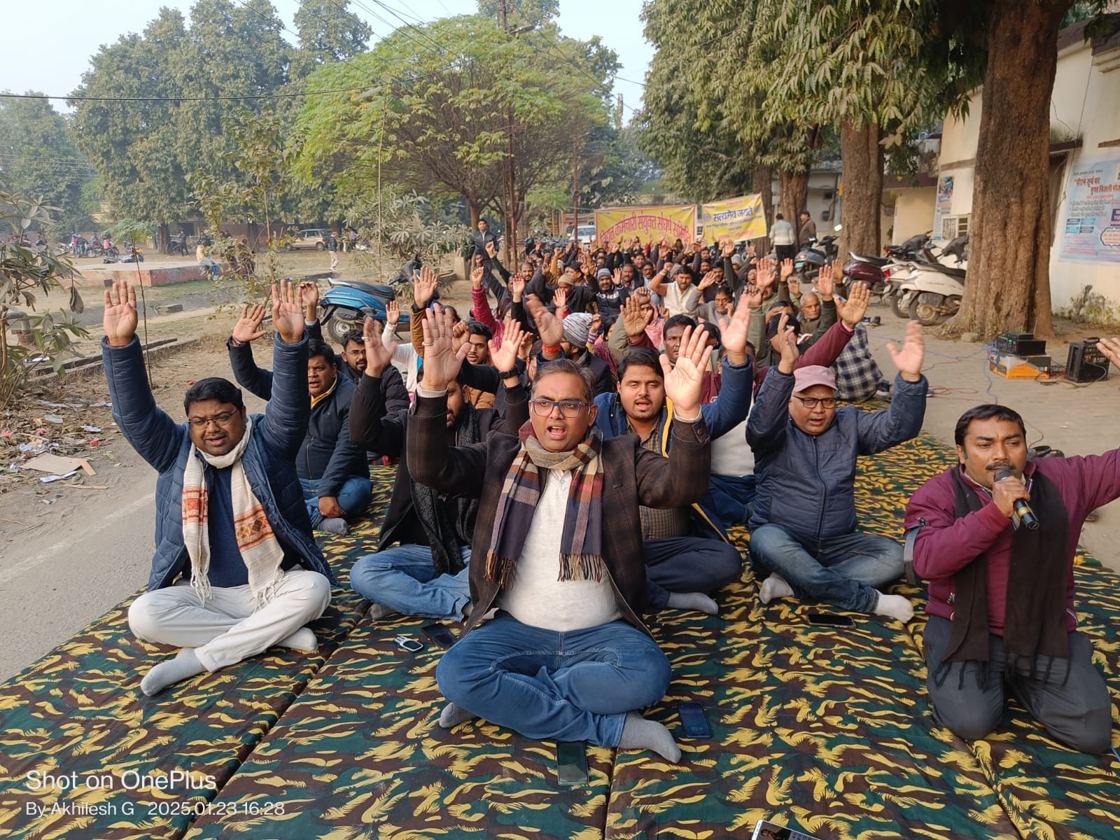 हजारों बिजली कर्मियों ने शक्तिभवन घेरा