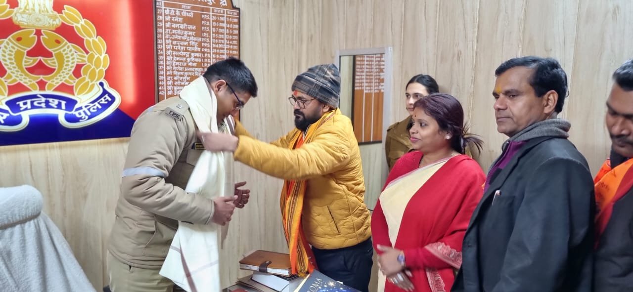 पराक्रम दिवस पर हिंदू सुरक्षा सेवा ट्रस्ट ने किया थाना अध्यक्षों का सम्मान