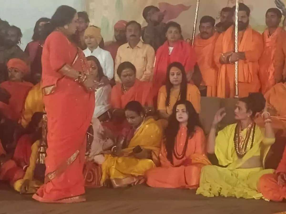 किन्नर अखाड़े की महामंडलेश्वर लक्ष्मी त्रिपाठी ने ममता कुलकर्णी के बारे में बात की
