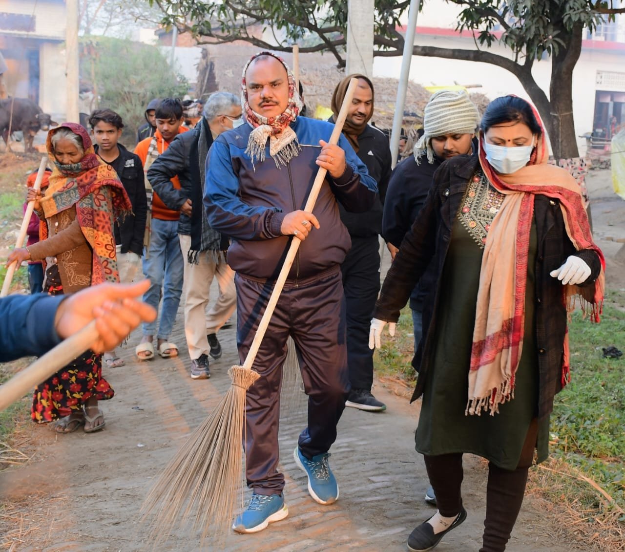 स्वच्छता अभियान का नेतृत्व करने पहुंची नगर पंचायत अध्यक्ष  नीलम सिंह राना