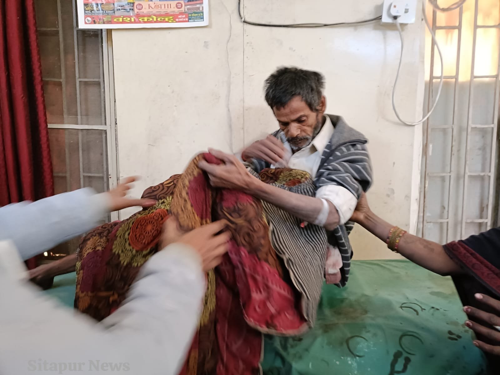 सीतापुर में अधेड़ ने प्राइवेट पार्ट काटकर शिवलिंग पर चढ़ा दिया