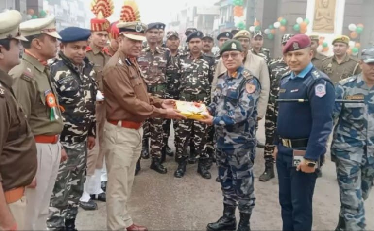 भारत व नेपाल के अधिकारियों ने गणतंत्र दिवस पर सरहद पर बांटी मिठाई