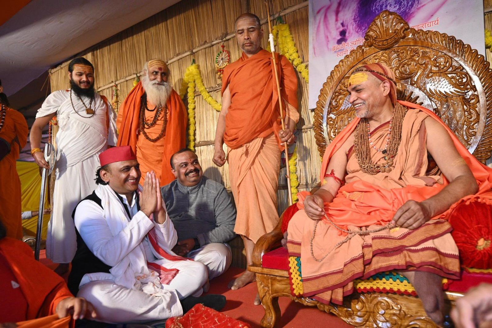 सपा प्रमुख और पूर्व सीएम अखिलेश यादव ने रविवार को प्रयागराज में संगम में आस्था की डुबकी लगाई