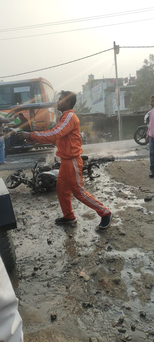 बाइक मे लगी आग, बाल बाल बचा सवार