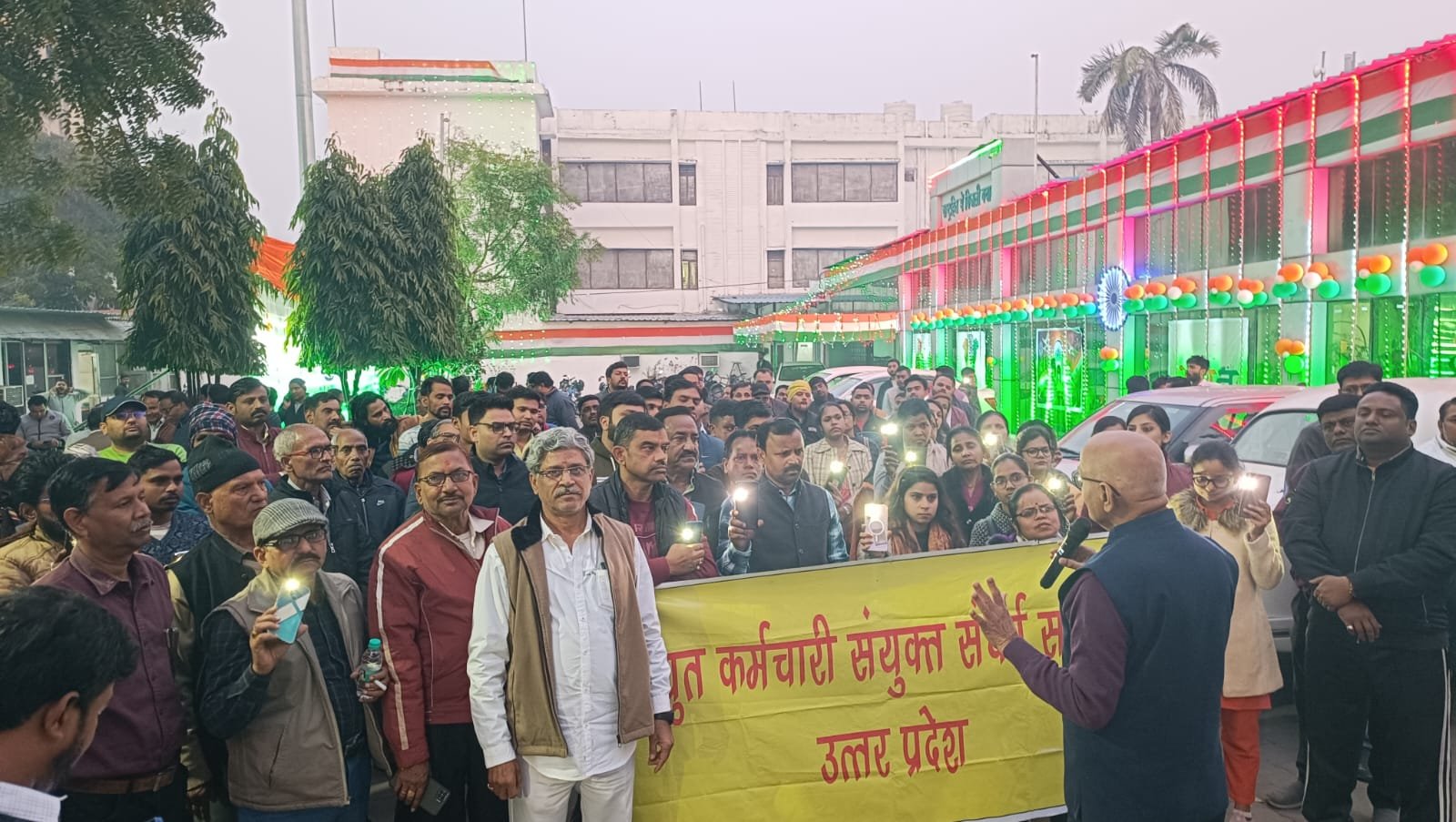 विश्व के सबसे बड़ी आबादी वाले कुम्भ नगर में बिजली आपूर्ति का कीर्तिमान स्थापित करने हेतु तैयार बिजली कर्मी