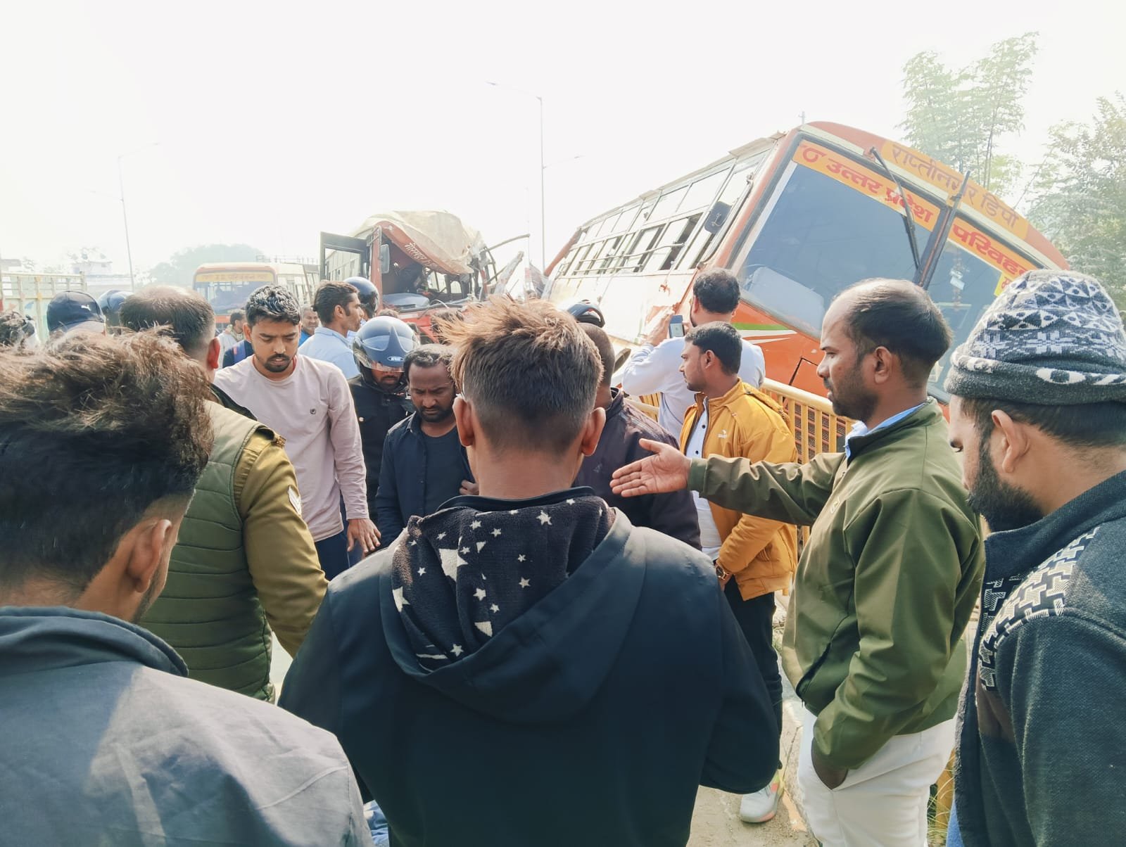 महाकुंभ से लौट रही रोडवेज की बस में पीछे से आ रही बस ने मारी टक्कर, 10 से अधिक यात्री घायल