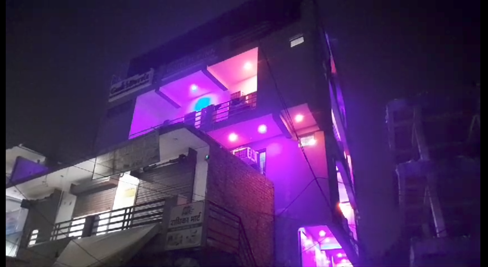 फ्लाई इन होटल गीता वाटिका पर पुलिस का छापा