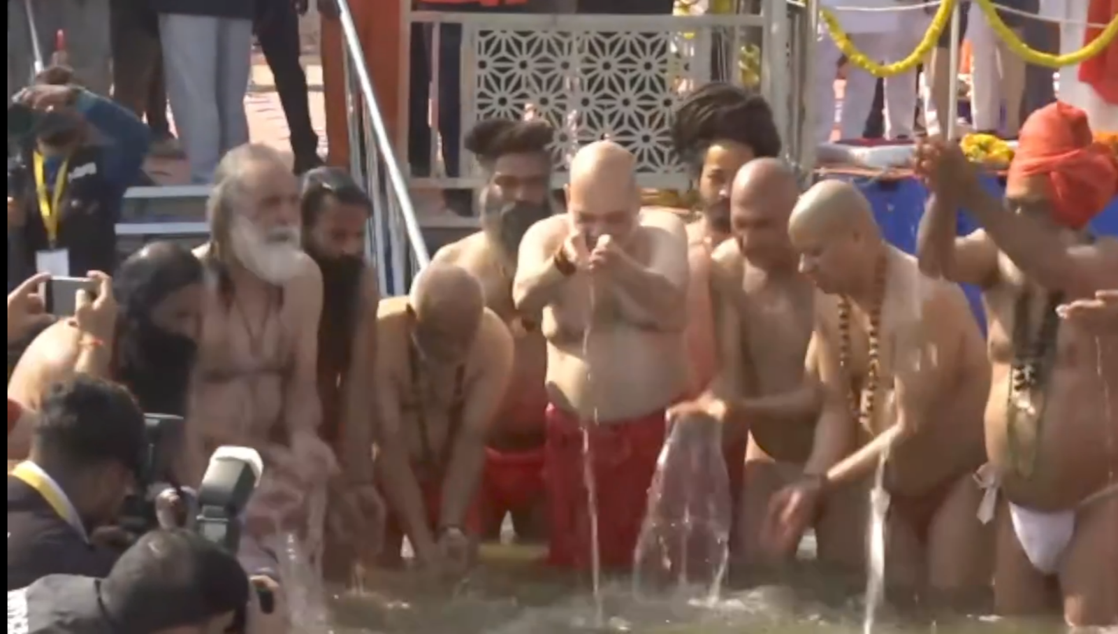 मंत्रोच्चार के बीच गृहमंत्री और मुख्यमंत्री ने लगाई संगम में डुबकी, संत समाज ने दिया आशीर्वाद
