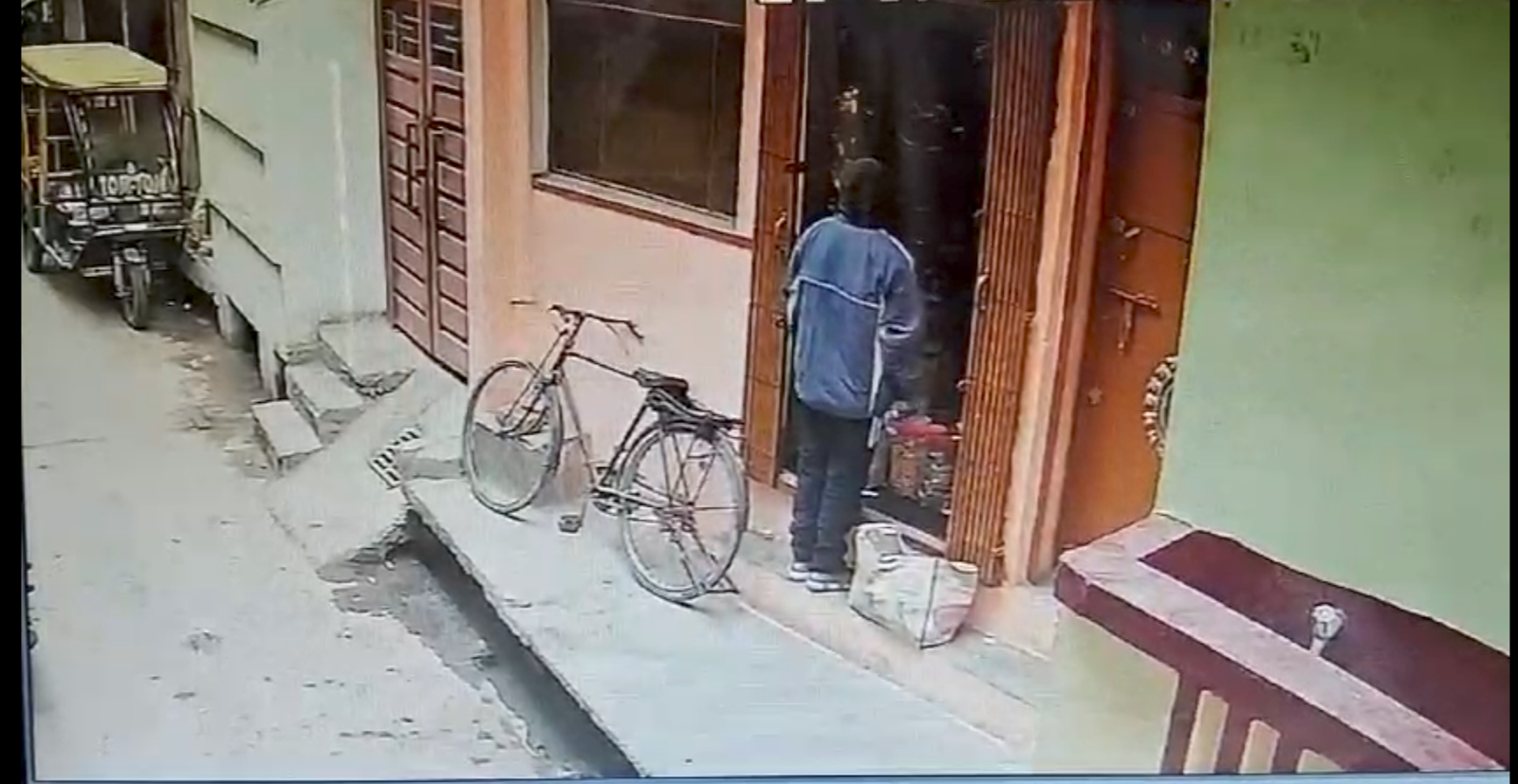 चेहरा ढक कर आए स्कूटी सवार युवक दुकानदार से फॉर्चून और तेल लेकर हुआ फरार