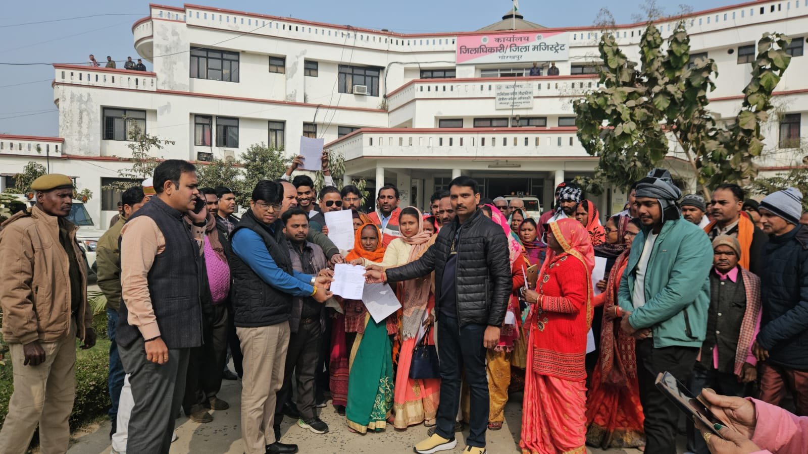 जमीन अधिग्रहण के विरुद्ध ग्रामीणों ने सौंपा ज्ञापन