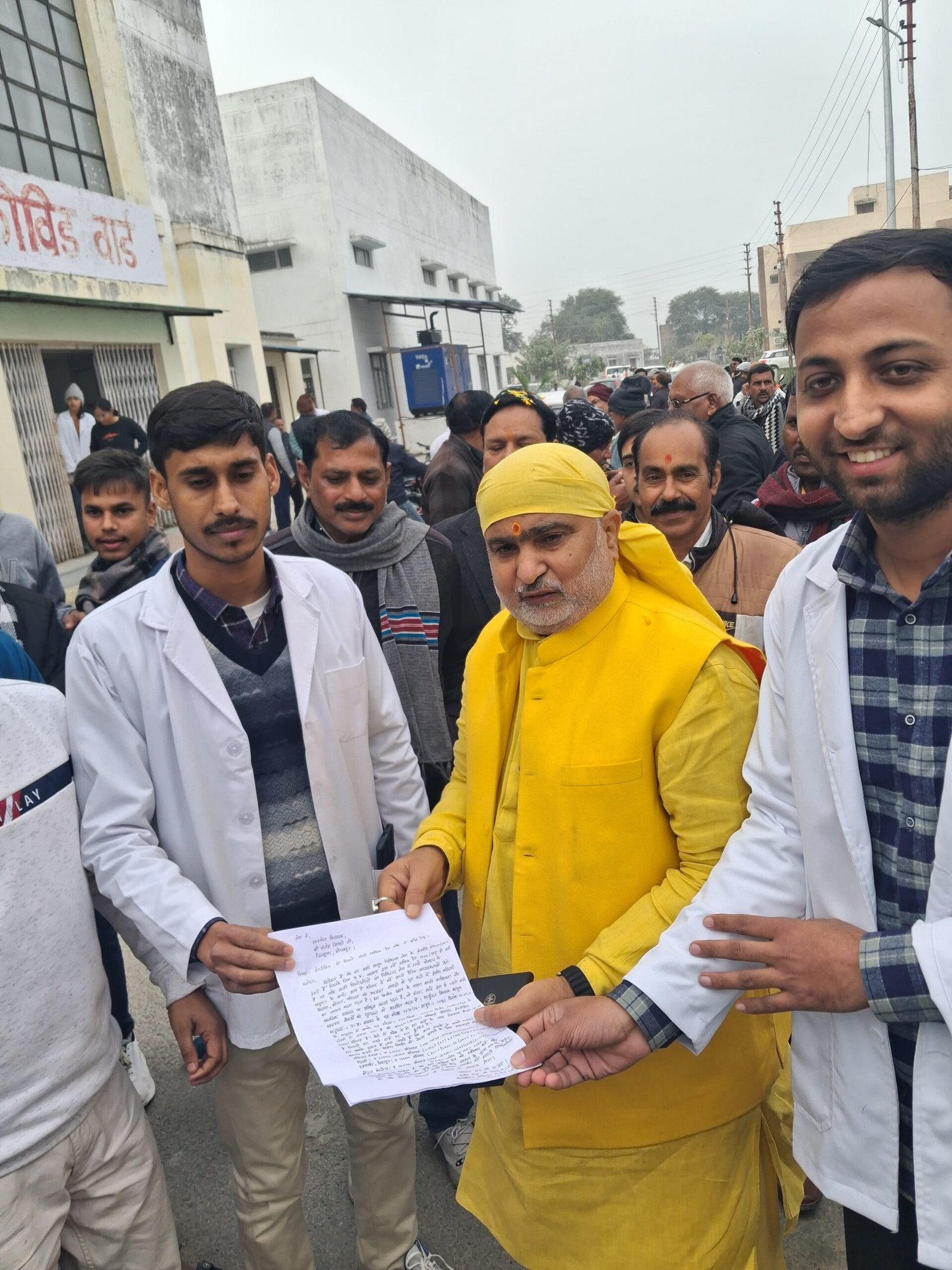 इंटर्नशिप राशि बढ़ाने को लेकर मेडिकल छात्रों ने विधायक को दिया ज्ञापन