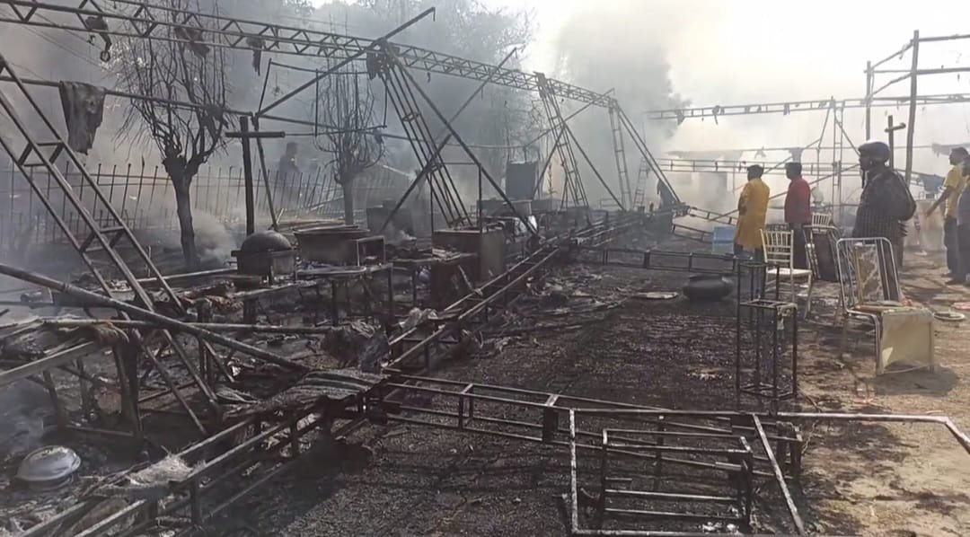 लखनऊ के सनतकदा संस्था के कार्यक्रम में लगी आग, बड़ा हादसा टला, जांच में जुटा प्रशासन