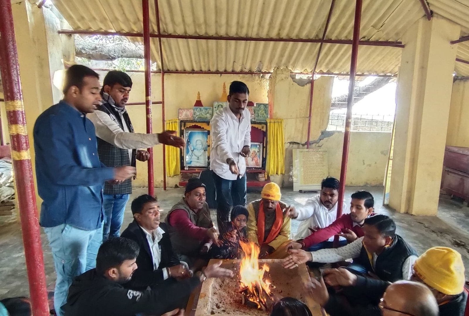 दिल्ली व मिल्कीपुर विजय के हर्ष में हुई हवन