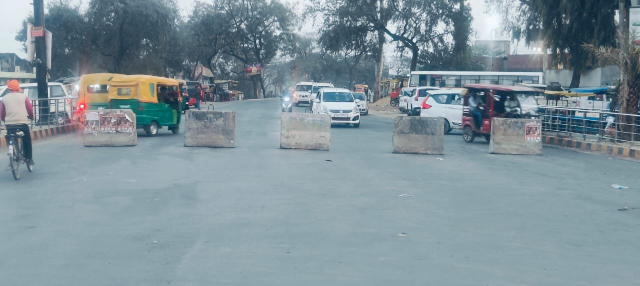 बड़हलगंज के पुराने सरयू पुल पर भारी वाहनों का प्रवेश बंद