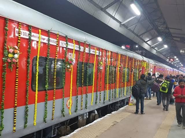 रक्सौल से लोकमान्य तिलक (मुंबई) के लिए चलाई गई एक विशेष ट्रेन