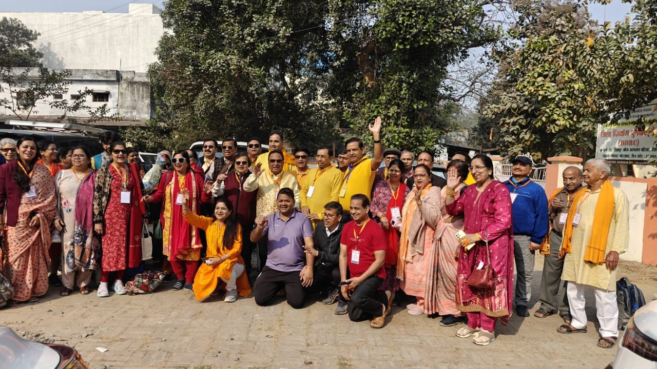 स्वच्छता का संदेश देने पहुंचे कुंभ चिकित्सकों का दल